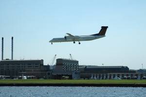 Avión aterrizando en el aeropuerto London City