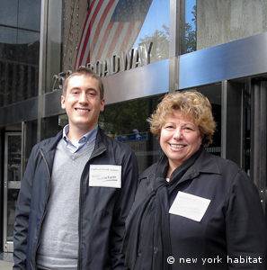 New York Habitat a la entrada de la Audiencia Pública que se celebró en el 250 de Broadway, Nueva York