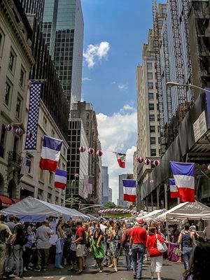 Foto de las banderas y puestos del Día de la Bastilla en Nueva York