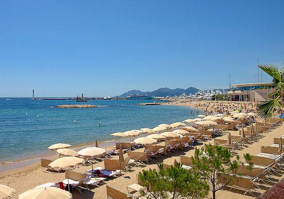 Imagen de la playa de la Croisette en Cannes y del Mar Mediterráneo