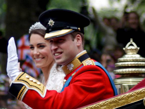 Imagen del príncipe Guillermo y Kate Middleton subidos en un carruaje el día de su boda