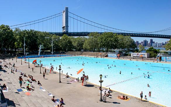 Imagen de la piscina Astoria Park Pool junto al río East en Queens