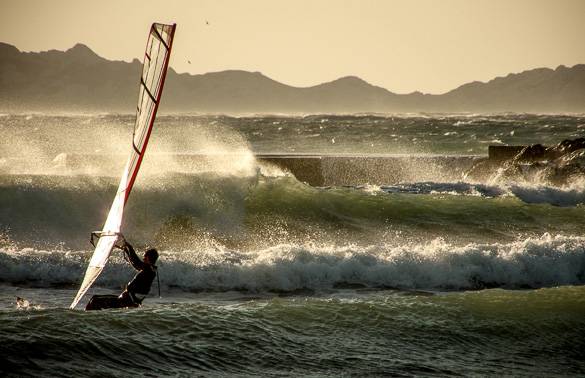 Immagine di un surfista alle Plages du Prado a Marsiglia