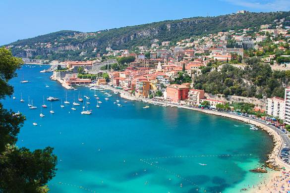 Imagen de un puerto y una playa en Villefranche-sur-Mer en el sur de Francia