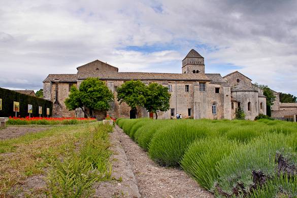 Imagen del monasterio Saint-Paul-de-Mausole famoso por Van Gogh