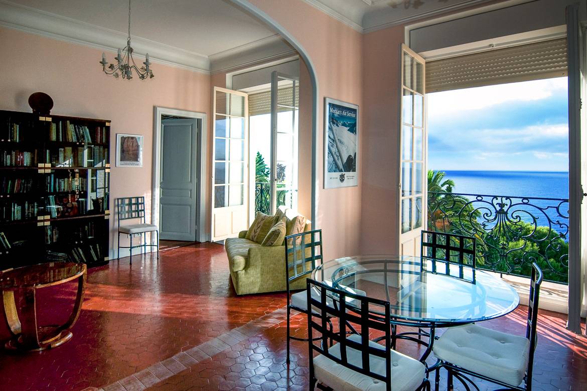 Fotografía de la sala de estar de un apartamento de vacaciones en Cap d’Ail y sus vistas al Mar Mediterráneo