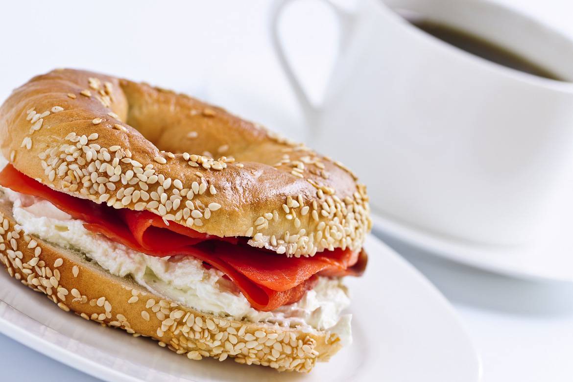 Imagen de un bagel con café
