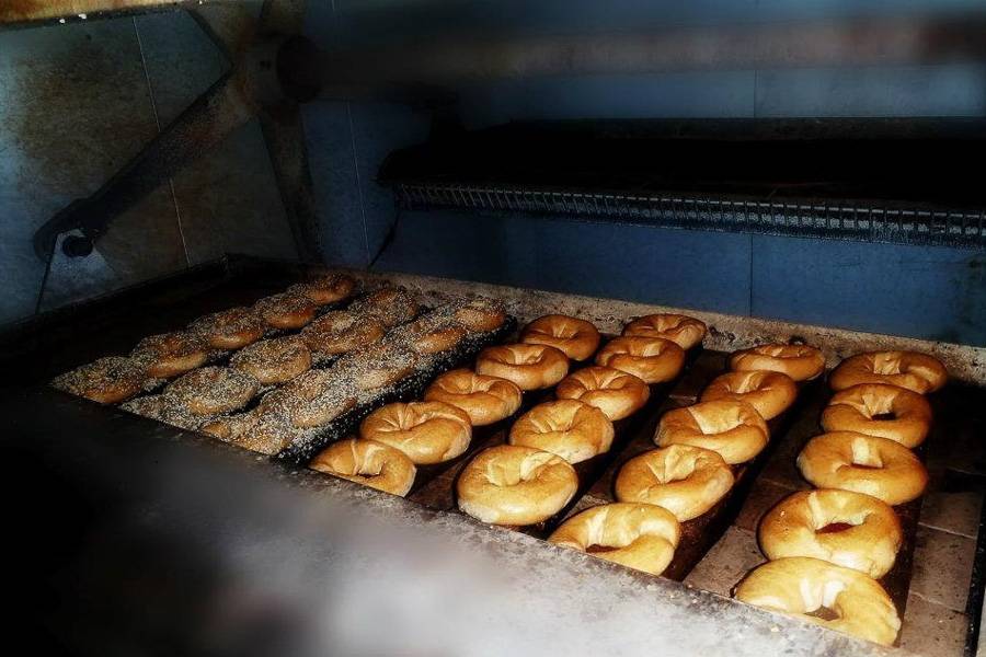Imagen de una hornada de bagels en el horno