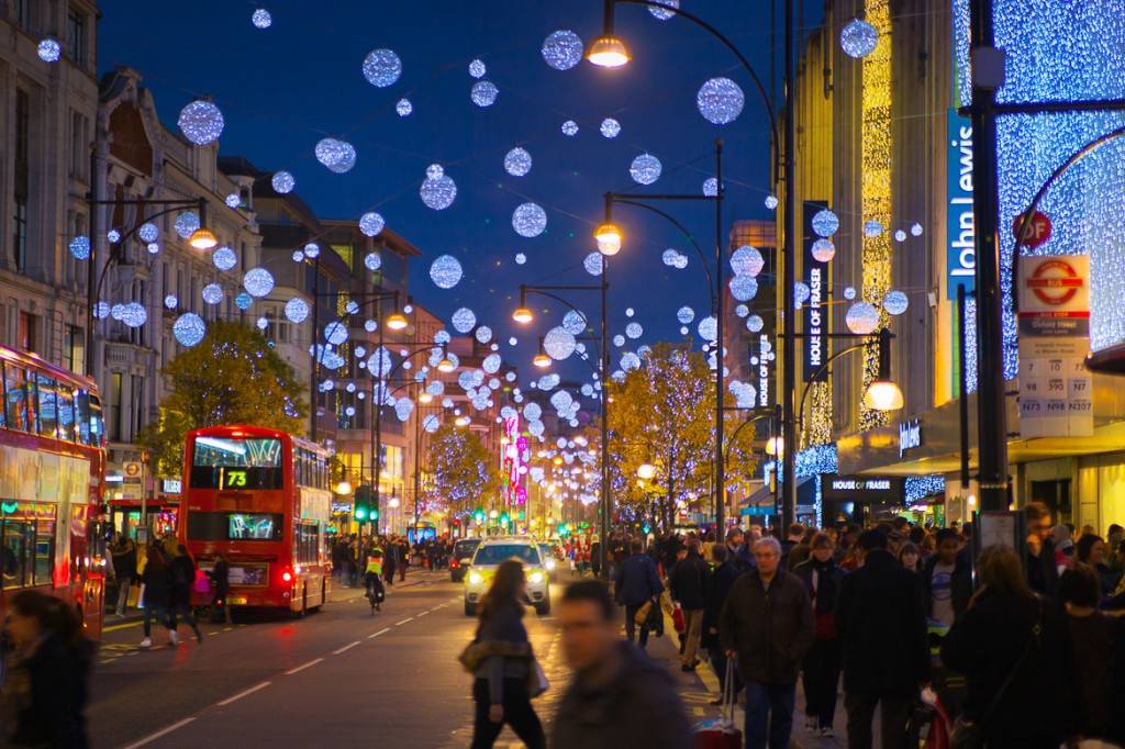 Imagen de personas comprando en Oxford Street