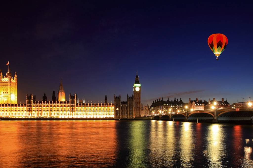 Imagen de un globo aerostático sobrevolando Londres