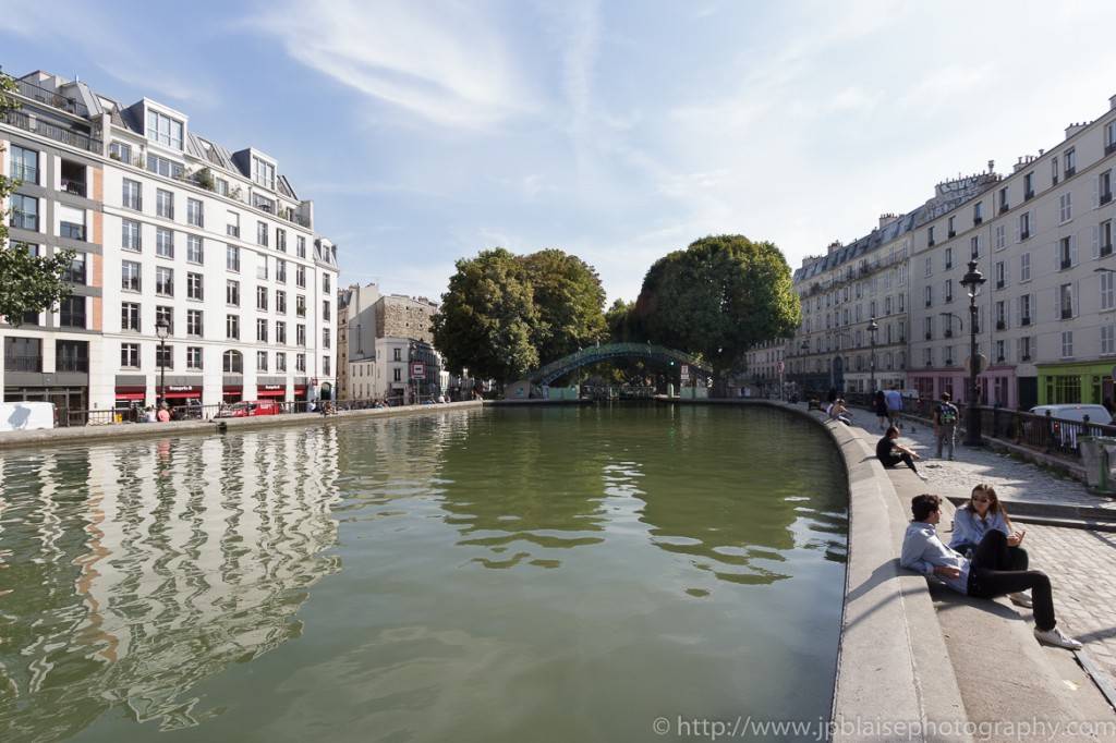 Imagen de jóvenes relajándose a orillas del canal Saint Martin.