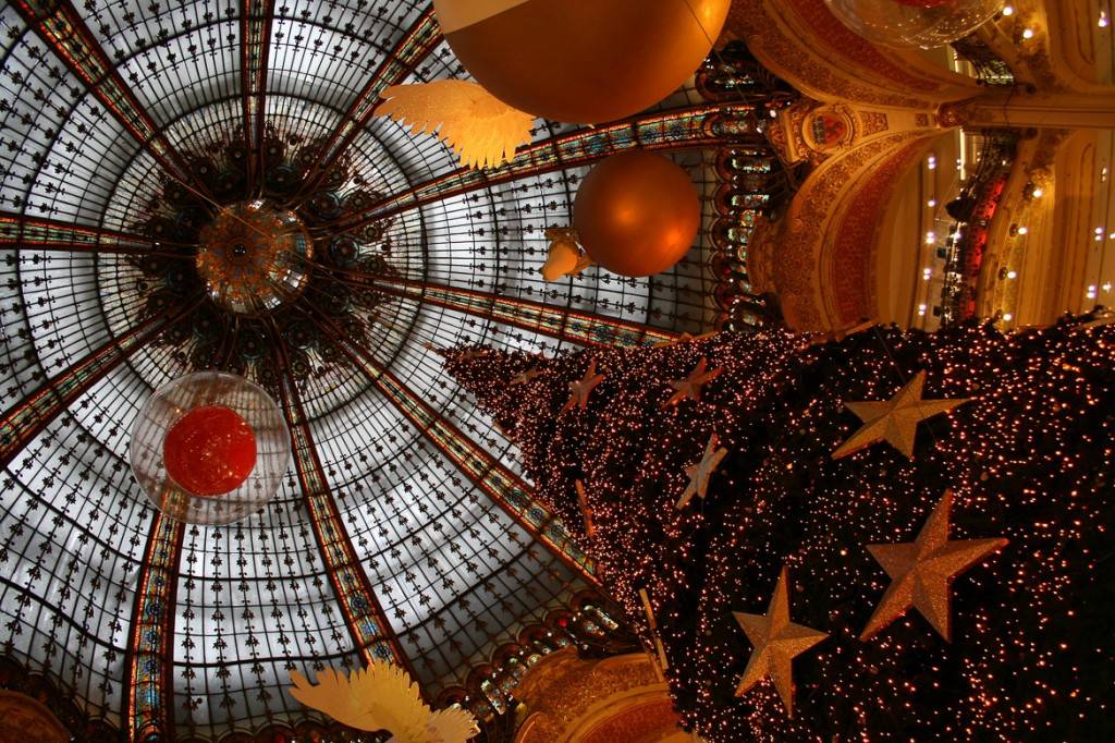 Imagen de un gran árbol de Navidad y decoraciones navideñas en las Galerías Lafayette, París