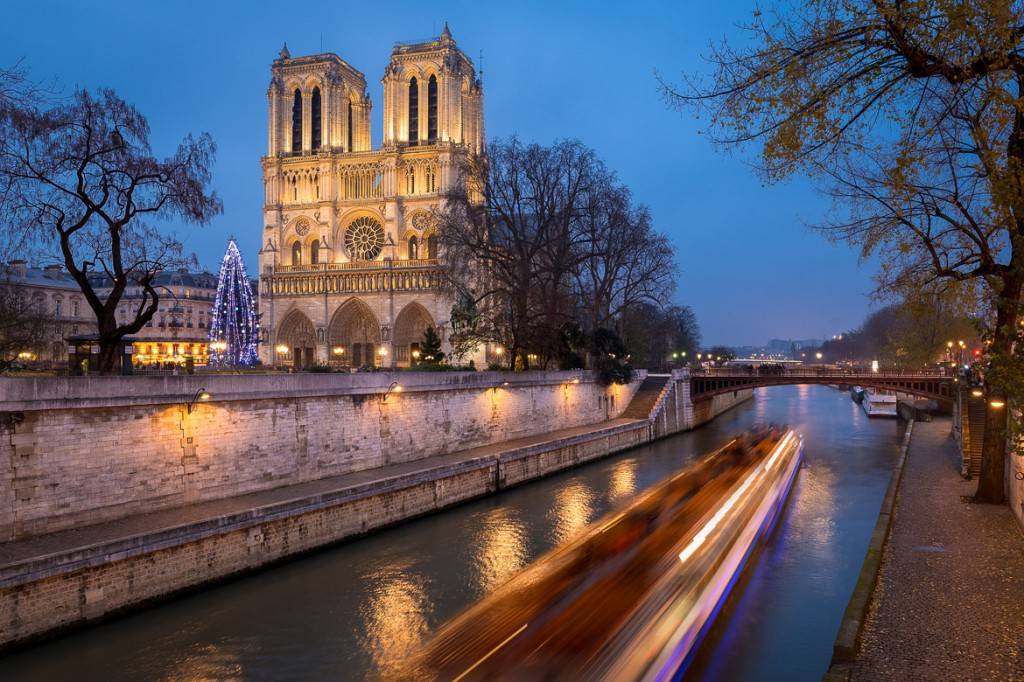 Imagen del río Sena y un árbol de Navidad en frente de la catedral de París