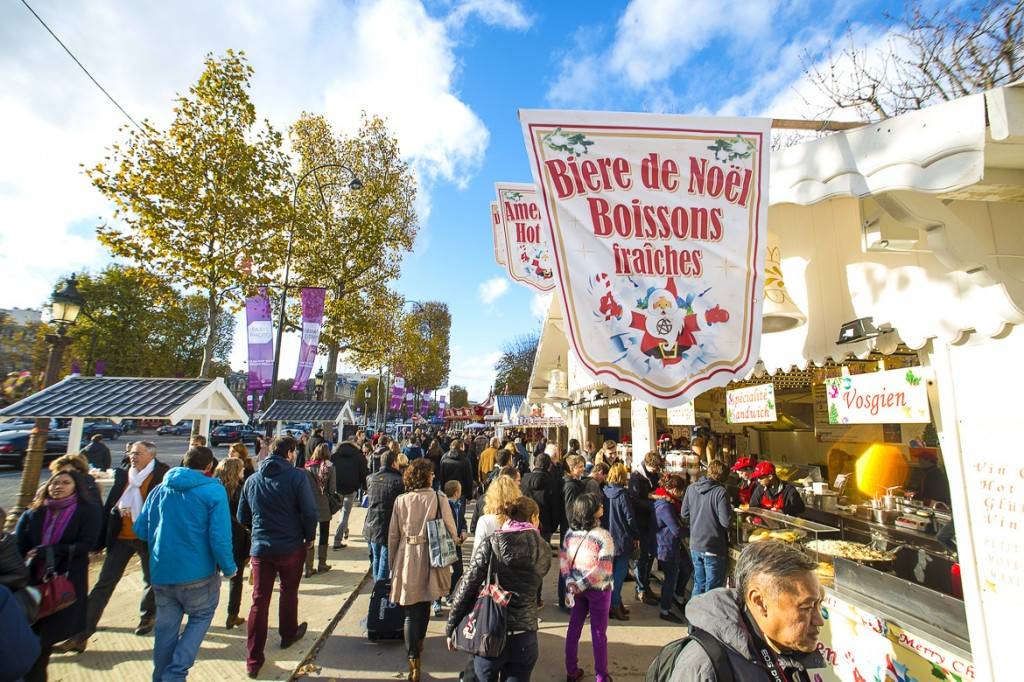 Imagen de un concurrido mercado navideño en la avenida parisina de los Campos Elíseos