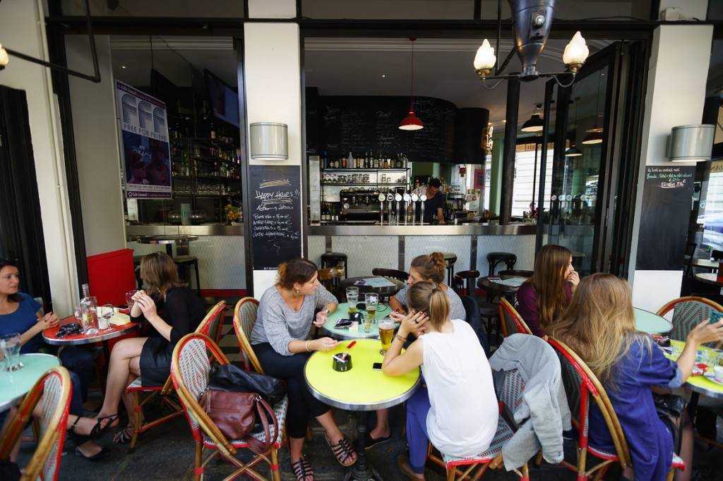 Imagen de la terraza de una cafetería con clientes