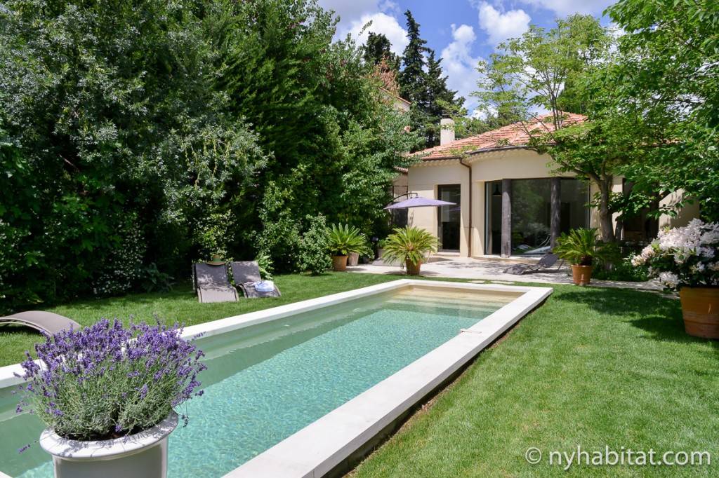Imagen de una piscina en el patio trasero de Villa Cézanne