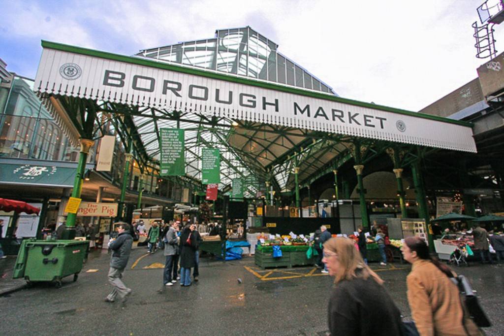 Imagen de Borough Market con diferentes personas