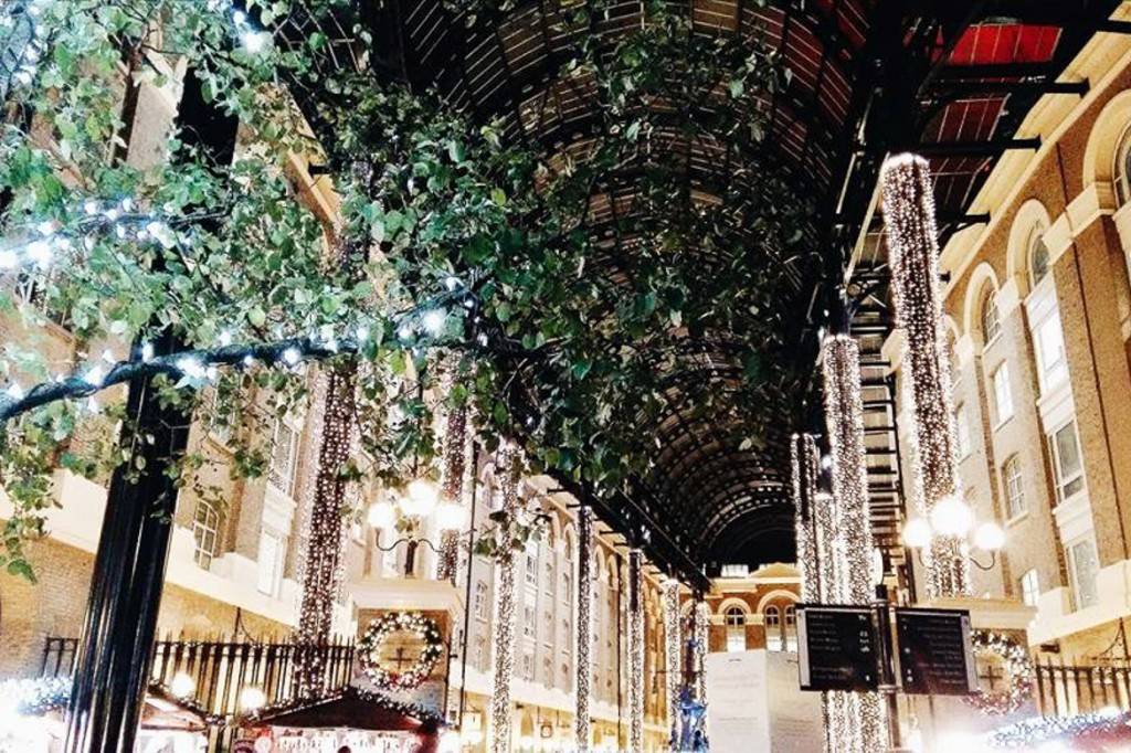 Imagen de las luces navideñas del gran centro comercial