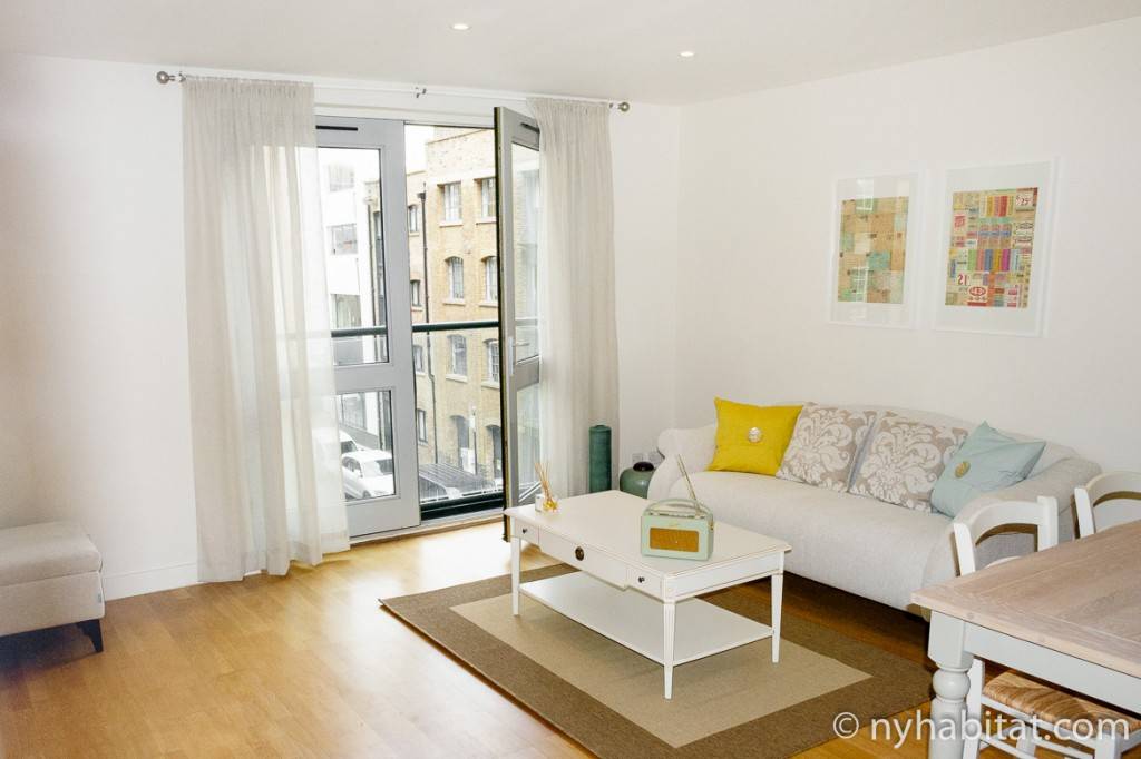 Imagen de la sala de estar del apartamento LN-1272 con las ventanas francesas abiertas