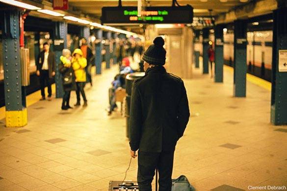 Imagen de un artista en el andén del metro