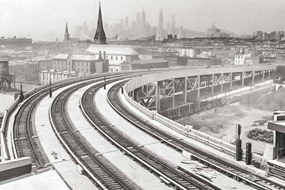 Imagen de los trenes elevados cerca de Smith-Ninth Streets con el horizonte de Nueva York de fondo