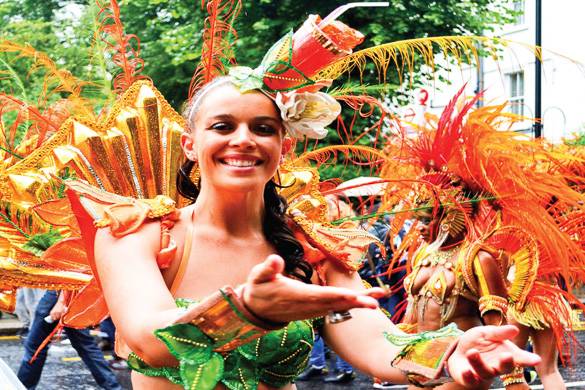 Fotografía de una bailarina vestida con un traje de carnaval caribeño