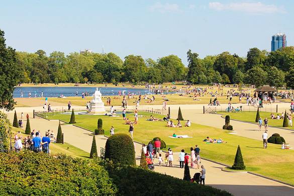 Fotografía de Hyde Park con sus fuentes, arbustos y césped