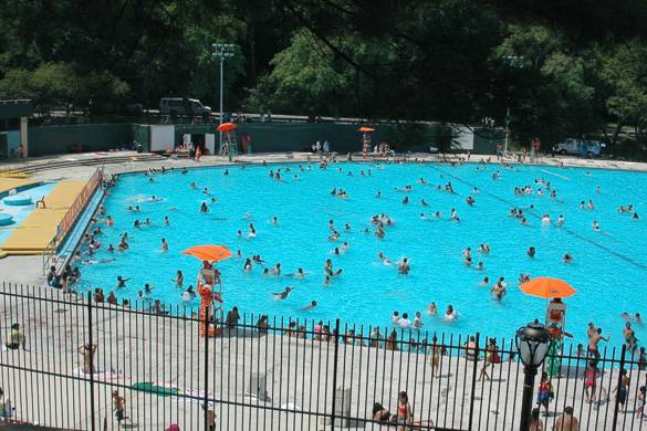 Vista aérea de gente nadando en la piscina Lasker, en Harlem