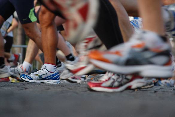 Fotografía de los pies de los corredores al inicio de la carrera