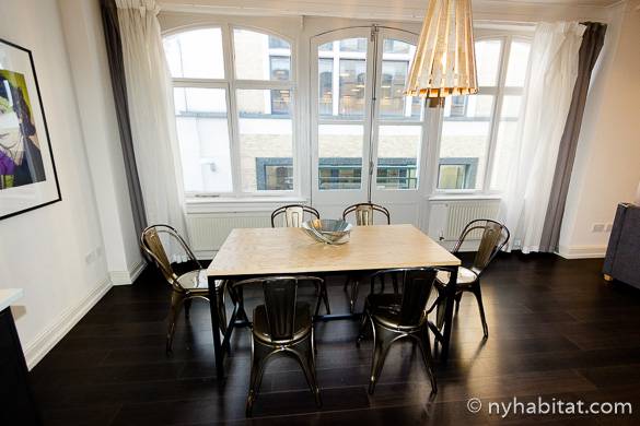 Imagen de la mesa de comedor del apartamento de dos dormitorios LN-1477