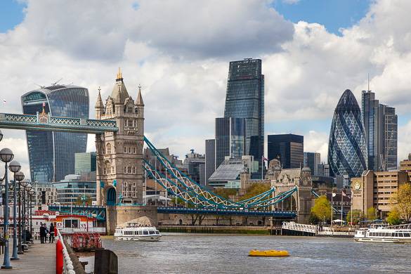 Imagen del Puente de la Torre, donde se observan algunos rascacielos, como el Gherkin
