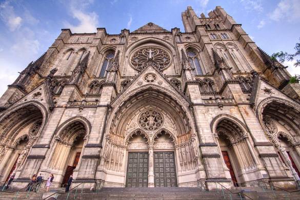 Imagen de la fachada gótica de la Catedral de St. John the Divine en Harlem