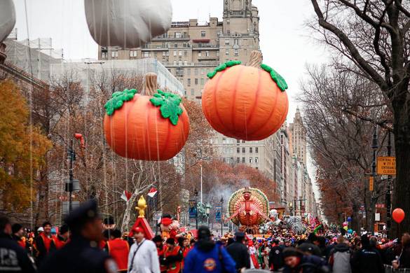 Imagen de globos con forma de calabaza por Central Park West en el Desfile de Acción de Gracias de Nueva York