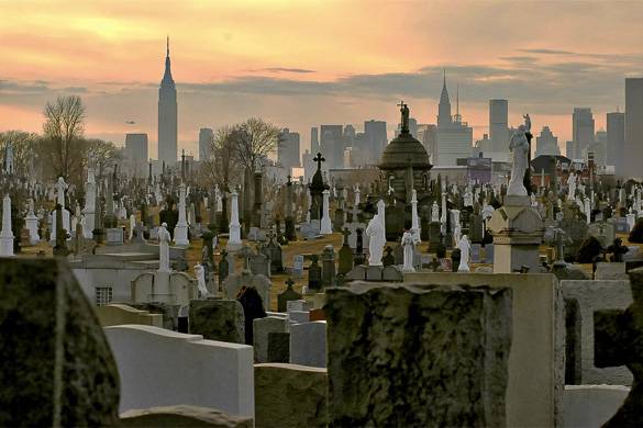 Imagen de tumbas con el horizonte de Manhattan de fondo