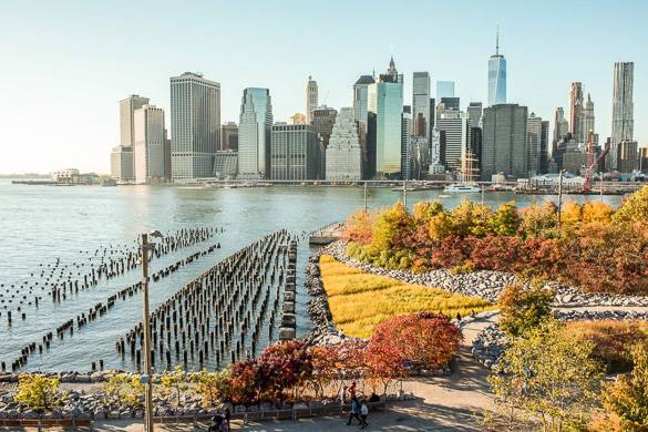 Imagen del horizonte de Manhattan con árboles otoñales y la Freedom Tower en la distancia
