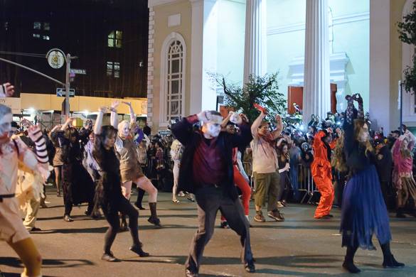 Imagen de gente disfrazada bailando en el Desfile de Halloween del Village