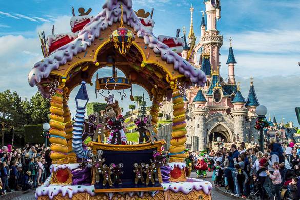 Imagen del complejo turístico Disneyland con un castillo rosa y un carrusel