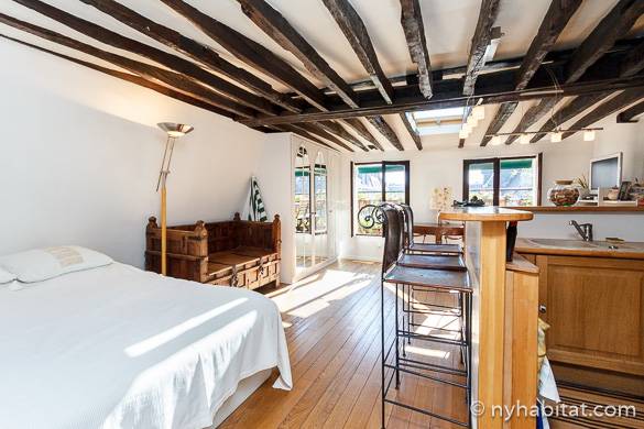 Imágenes de la cama, la cocina y el comedor del apartamento estudio PA-2590