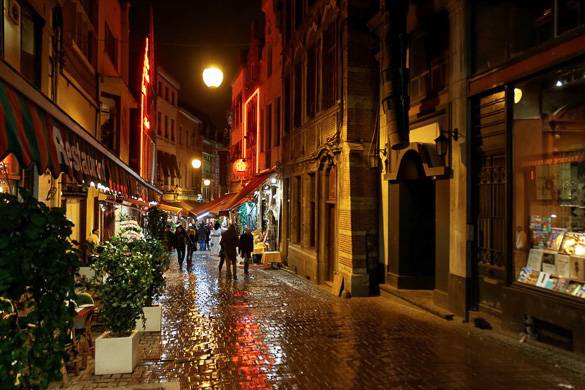 Imagen de una lluviosa calle de París durante la temporada navideña