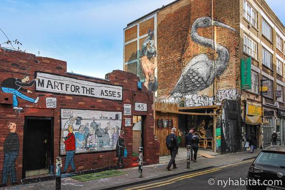 Imagen de un grafiti en el lateral de un edificio en East London