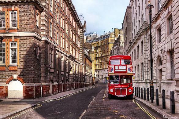 Imagen de un autobús de dos pisos en las calles de Londres
