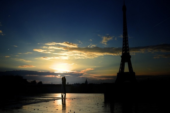 Imagen de una pareja durante la puesta de sol con la Torre Eiffel de fondo