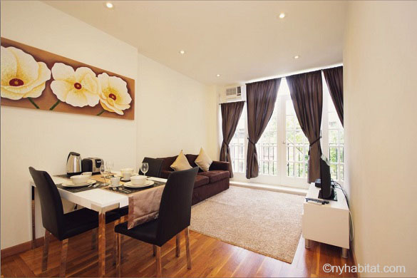 Imagen de sala de estar y comedor del apartamento NY-15903 con ventanas con vistas a los árboles de la zona de Murray Hill de Midtown