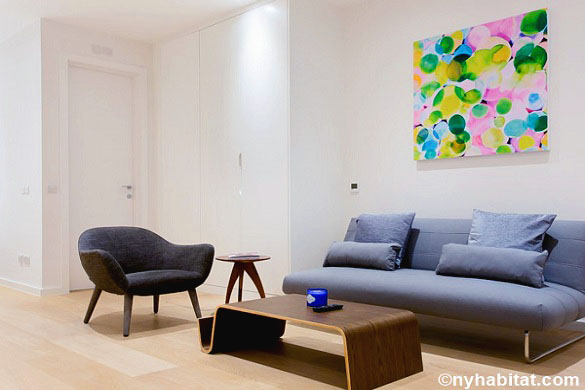 Imagen de un sofá y un cuadro en la sala de estar del apartamento estudio LN-1756 en Fitzrovia