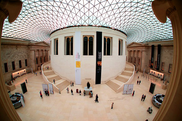 Imagen del interior del Museo Británico con techos de vidrio