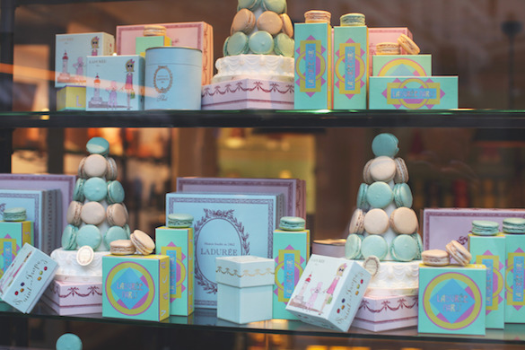 Macarons de color pastel en los escaparates de Ladurée