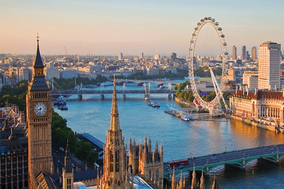 Imagen del horizonte de Londres con el Big Ben, el London Eye y el río Támesis