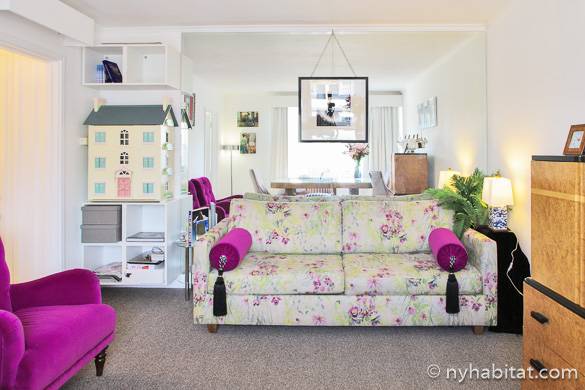 Imagen de la sala de estar del apartamento LN-1915 en Paddington con un sofá con estampado de flores y tonos magenta