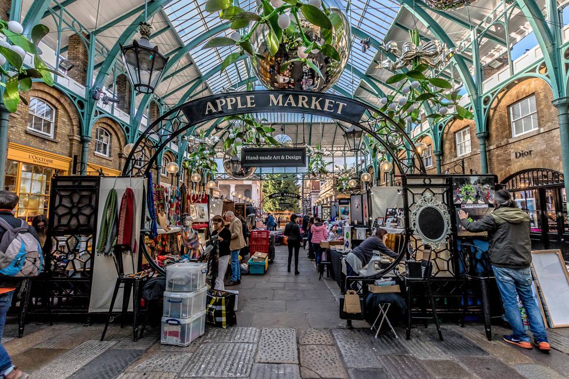 Imagen de un mercado en Covent Garden con un cartel en el que está escrito “Apple Market”
