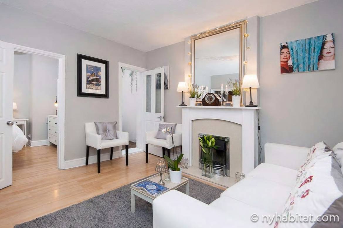Imagen del salón del apartamento LN-784 con muebles blancos y chimenea